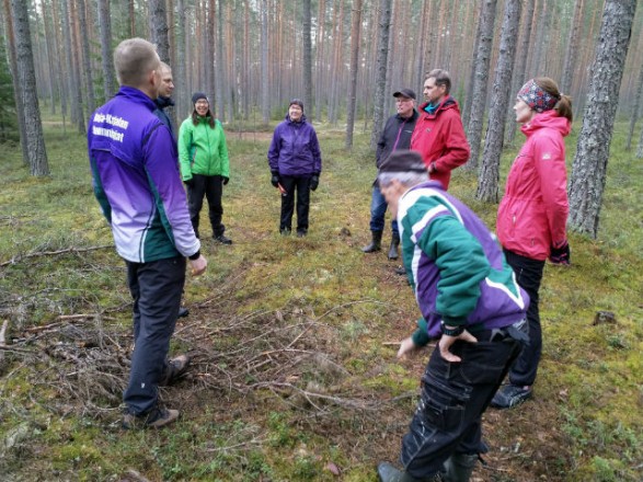 Toimitsijat koolla maastokierroksella Toimitsijat koolla maastokierroksella